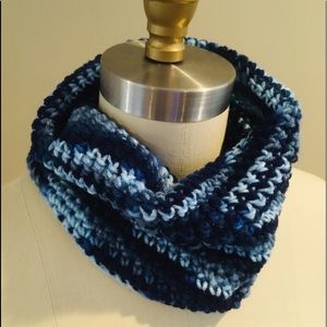 NWOT Unisex Blue two-tone Crocheted Cowl Scarfing